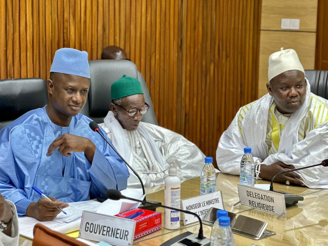 BosonDeHiggs4's tweet photo. Le Ministre de l'Interieur a presidé la Réunion Consacrée aux préparatifs du #Gamou_23 de THIANABA. La rencontre s'est tenue ce jour, à la salle de conférence du ministère de l’intérieur, en présence des différentes parties prenantes de cet important évènement religieux.
#221DT https://t.co/FBtw4PQ7QB