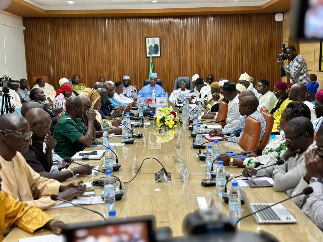 BosonDeHiggs4's tweet photo. Le Ministre de l'Interieur a presidé la Réunion Consacrée aux préparatifs du #Gamou_23 de THIANABA. La rencontre s'est tenue ce jour, à la salle de conférence du ministère de l’intérieur, en présence des différentes parties prenantes de cet important évènement religieux.
#221DT https://t.co/FBtw4PQ7QB