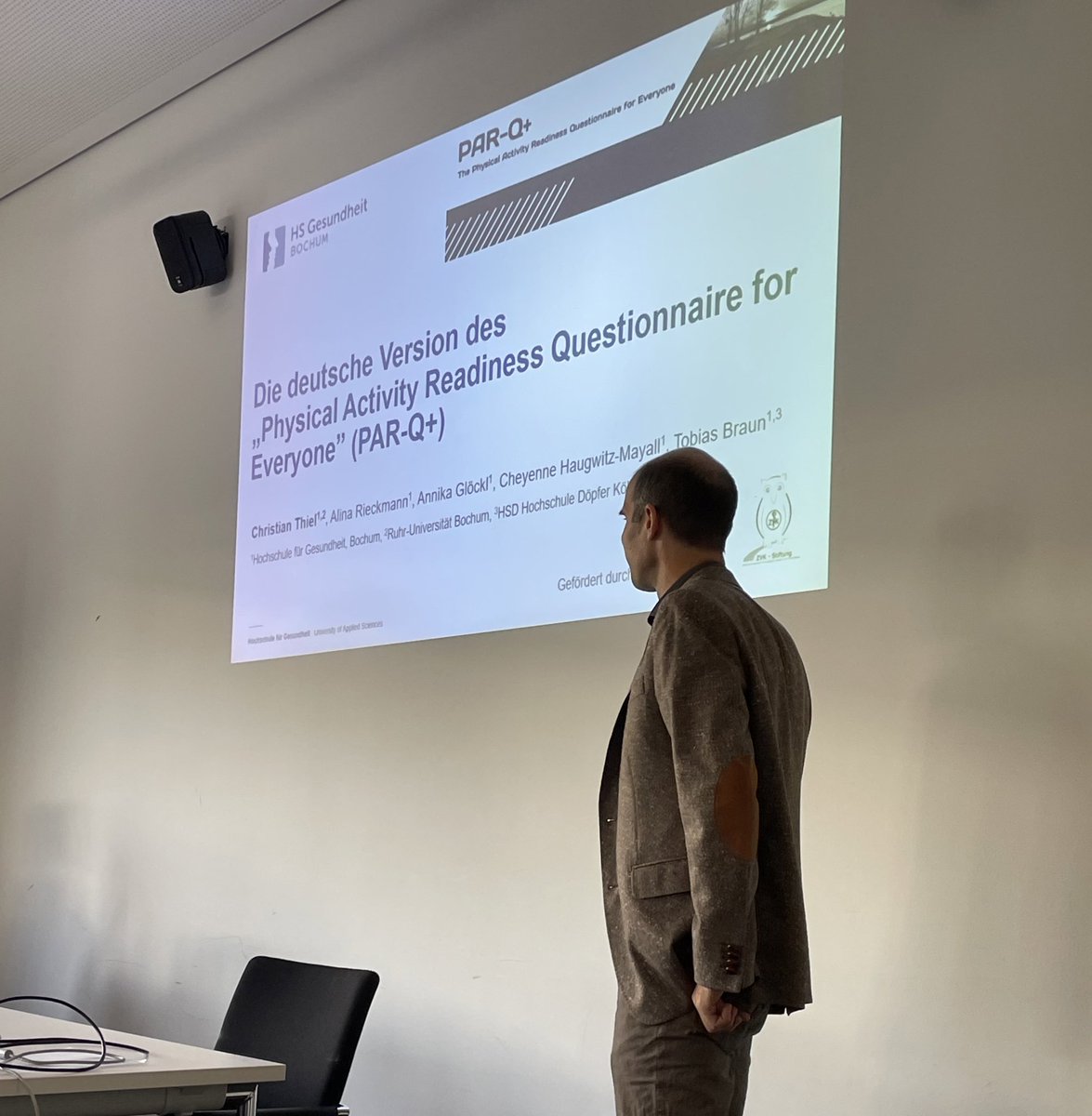 Freigabe zur #Bewegung oder ärztliche Untersuchung?   Christian Thiel präsentiert die deutsche Version des #PARQ+ als Screeninginstrument zur Ermittlung gesundheitlicher Risiken für den #Bewegungseinstieg und erste Validierungsergebnisse beim @dvs2023. 
 @hsgesundheit <a href="/dnvf_ev/">DNVF e.V.</a>