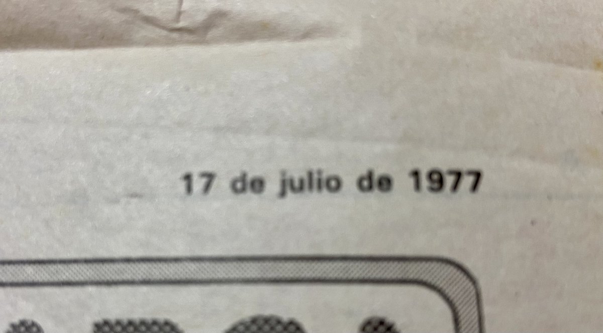 JaimeObregon's tweet photo. «EL CLIMA SE HA VUELTO LOCO»

Titulaba @ALERTAeldiario el verano de 1977 en esta noticia que he encontrado por casa.

Y dice: «El porcentaje de CO₂ en la atmósfera puede duplicarse y alcanzar la cifra fatídica del 20 % poco después del año 2000».

En la actualidad el CO₂ en la atmósfera representa menos del 0,04 %, nada que ver con el 20 % que pronosticaba el periódico.

Según las mediciones de la NASA¹, el verano de la noticia se registraron 333 partes por millón (ppm) de CO₂ en la atmósfera y 370 ppm el verano del año 2000. Es decir: la concentración subió un 11 % en el período 1977-2000, muy lejos de duplicarse como temía el periodista.

La concentración de CO₂ está efectivamente en un máximo histórico (421 ppm este verano). Esto es antrópico y excepcional, pero muy diferente del escenario apocalíptico dibujado por el medio en esta noticia de hace casi medio siglo.

_____
¹ https://t.co/PHAi8v9Xe3