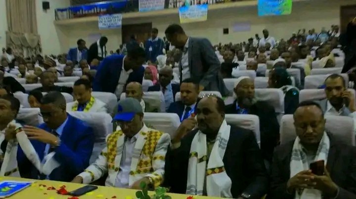 የጉራጌ ህዝብ በሁለት ዞን መደራጀቱ ምን ያህል ትልቅ ህዝብ መሆን ከበቂ በላይ ማሳያ ነው። ይህ ታላቅ ህዝብ ህገመንግስታዊ እራስን በራስ የማስተዳደር (ክልል)ጥያቄውን በ አንድነት ያስከብራል ።
#እንኳን_ደስ_አላቹ
#እንኳን_ደስ_አለን