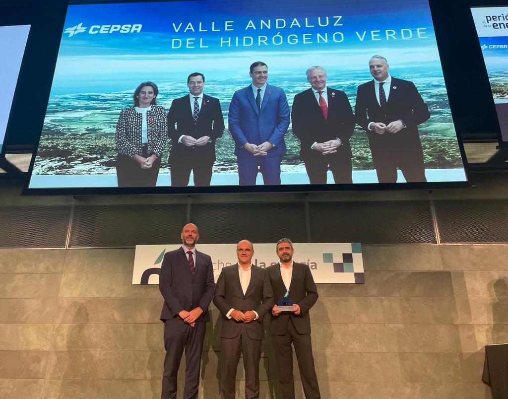 🙌 El #ValleAndaluzH2Verde galardonado como 'Mejor Iniciativa de Hidrógeno 2023' por @Per_Energia 

Carlos Barrasa, Dir. C&CE, reitera nuestro compromiso con este vector energético, eje de la estrategia #PositiveMotion para impulsar la #TransiciónEnergética y la #descarbonización