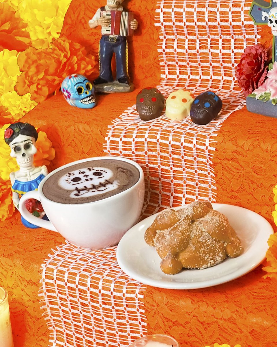 ¡Celebra el Día de los Muertos con el combo especial: Pan de Muerto y Chocolate mediano por solo 99 pesos. 
 ¡No te lo pierdas! 🌼🍫 #DiaDeLosMuertos