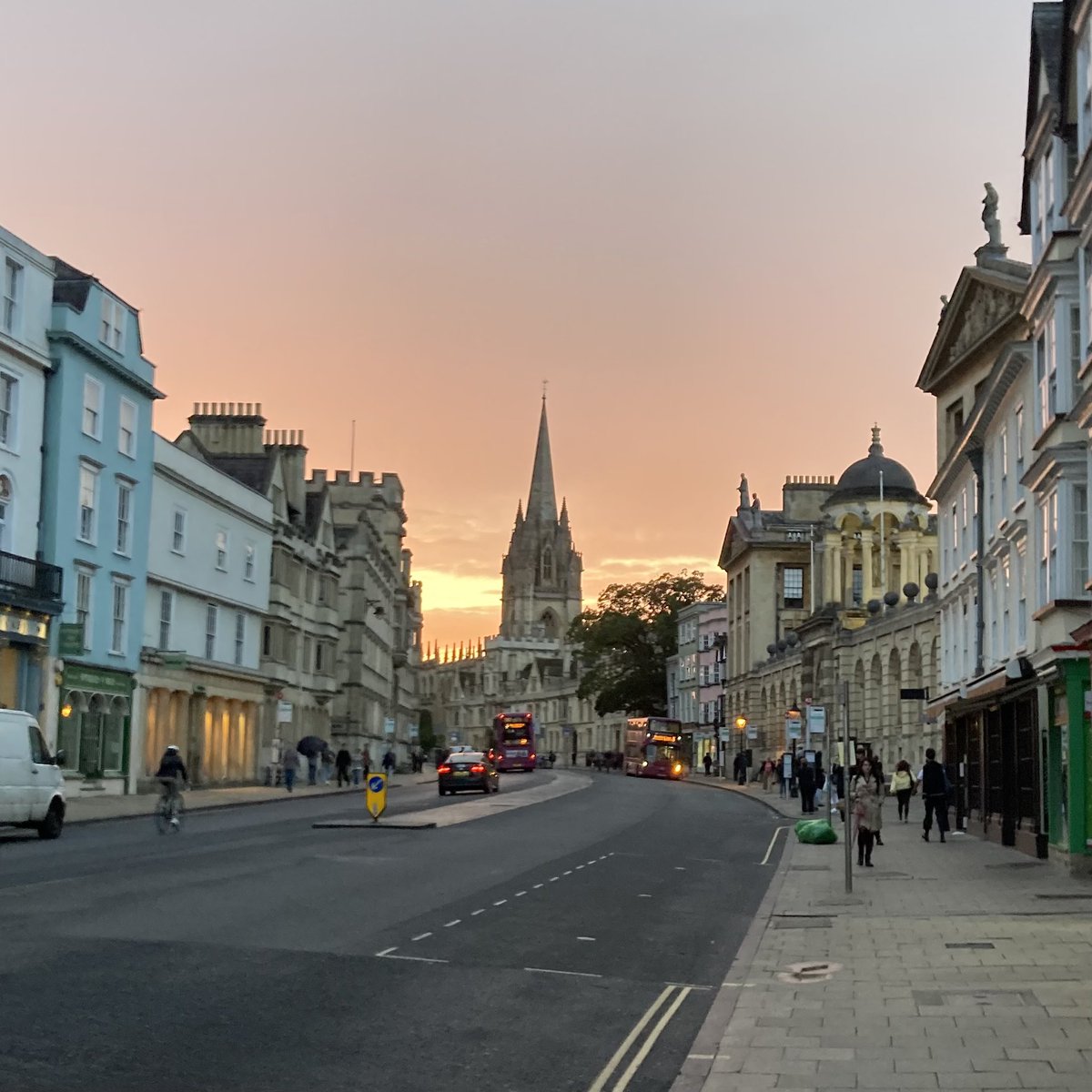 HeatherLeppard's tweet photo. Sunset in Oxford at the end of a wonderful day that included meeting staff and students at our Marston Road campus, evening prayer, and being inspired by the students at Conversation Cafe #chaplaincy #oxfordbrookes https://t.co/9DsQrM7xG1