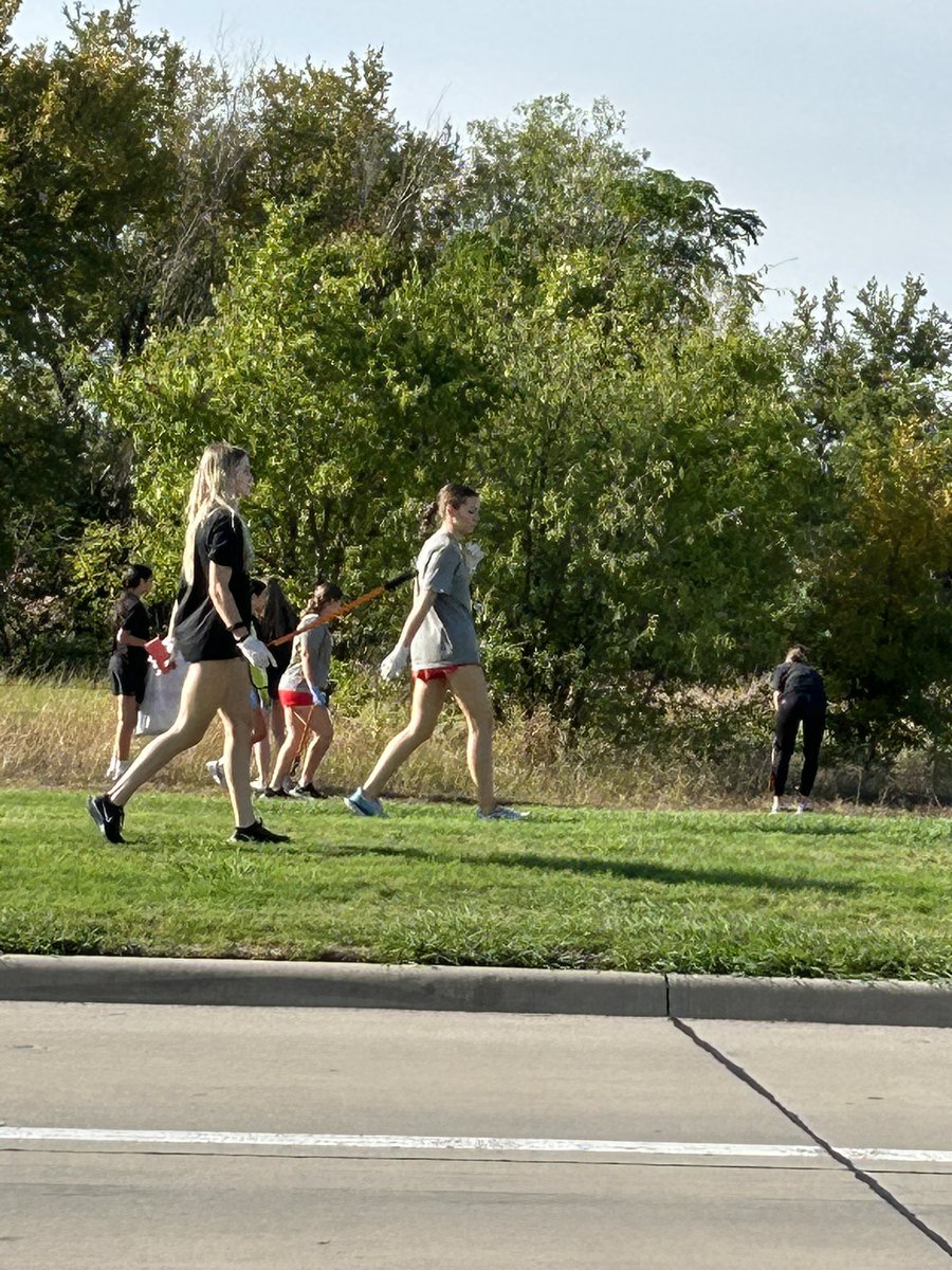 We partnered with @redhawkspeed this morning to clean up Rolater Road. We had a great time cleaning and serving our community! 

#ServantLeaders