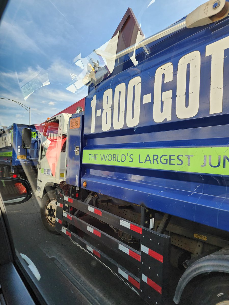 Atambuki's tweet photo. @1800GOTJUNK  causing major traffic. Parked right before a major exit on to the highway. 15 minutes just trying to get a move in an area already choked w traffic https://t.co/0aG75FiTfW
