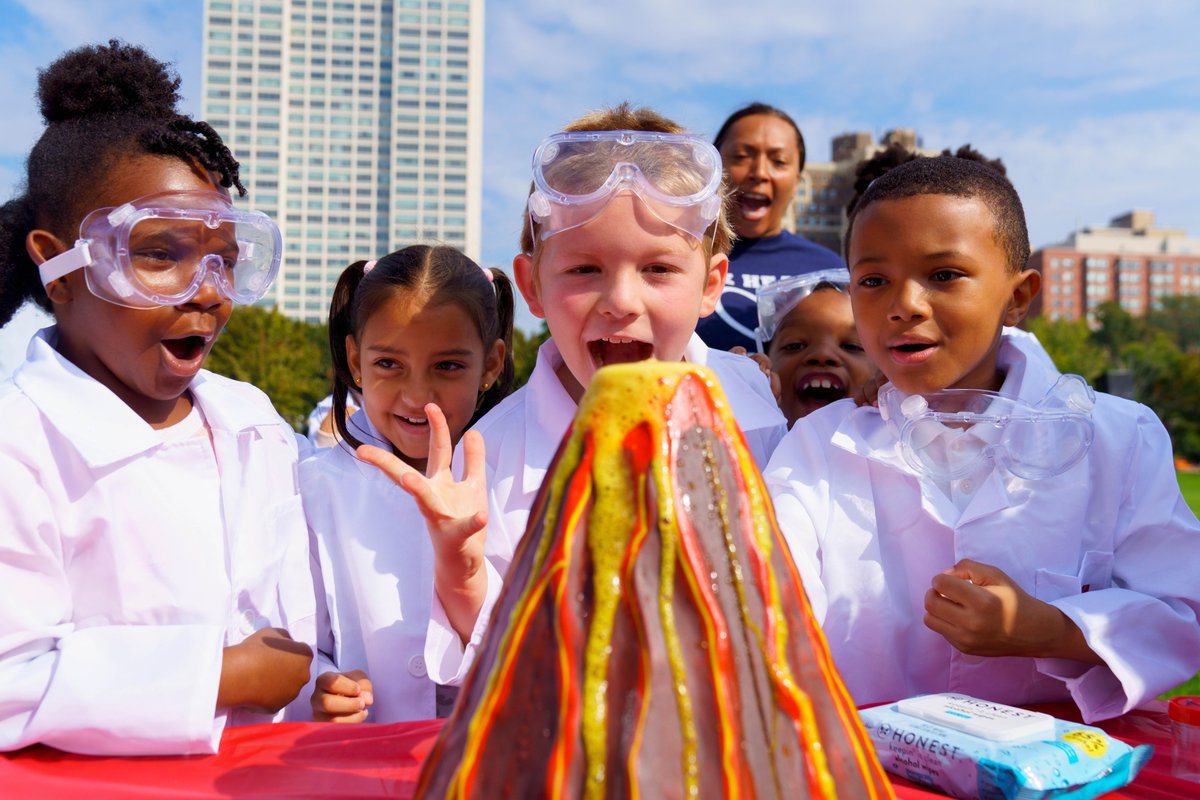 msichicago's tweet image. 🌋 Explosive science &amp;amp; fun! 

@BretHarteCPS &amp;amp; William P. Gray students conducted an experiment on our front lawn, erupting ~90 mini volcanoes while learning about the ancient eruption of Mt. Vesuvius.

Science meets history in Pompeii: The Exhibition.

🔗 msichicago.org/Pompeii
