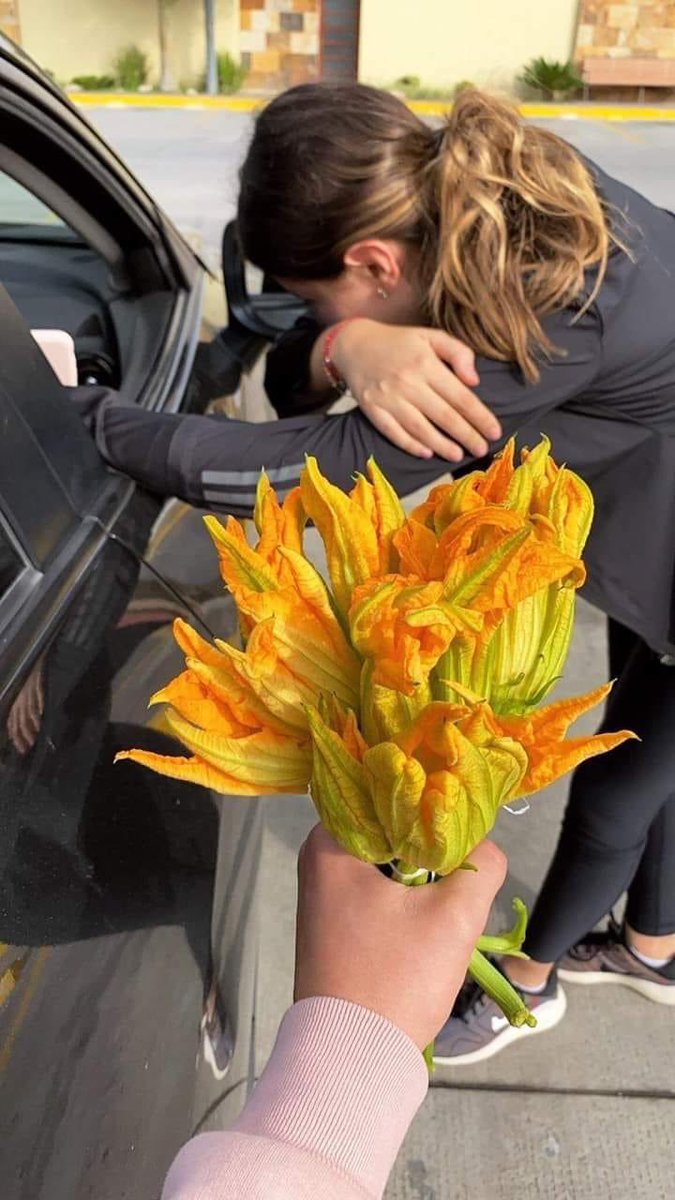 corridosybandas's tweet photo. Te traje flores amarillas princesa https://t.co/d5ZUOPA704