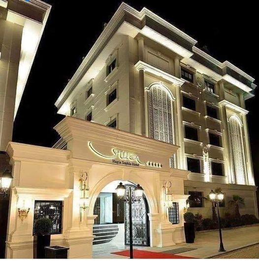 Bu resimde gördüğünüz otel binası Sultanahmet’te.
Otel olmadan önce “Başbakanlık Osmanlı Arşivleri” binası idi. akp'lilerin aklına birden bu binanın çok eskidiği restore edilmesi gerektiği fikri geldi.
Restorasyona alındı. “Başbakanlık Osmanlı Arşivi restorasyon çalışması” diye