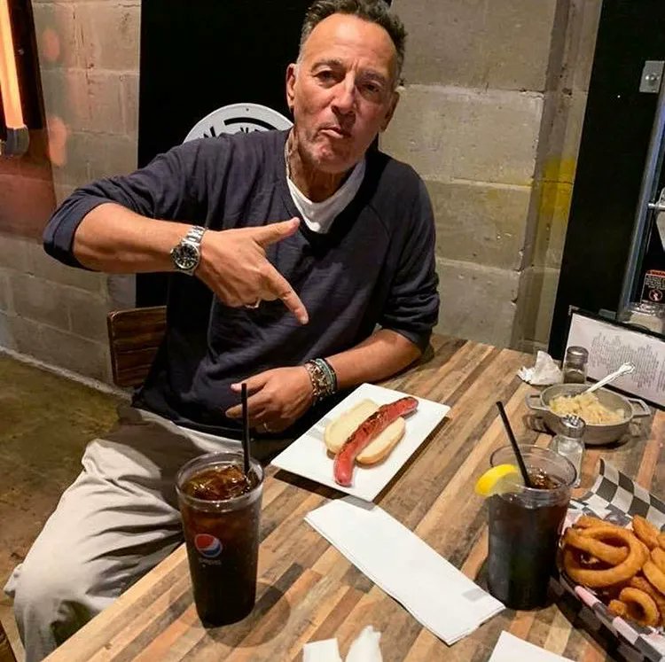 blogness's tweet image. This meal just cost me $78 at Newark Airport. This is why Americans think the economy is terrible.