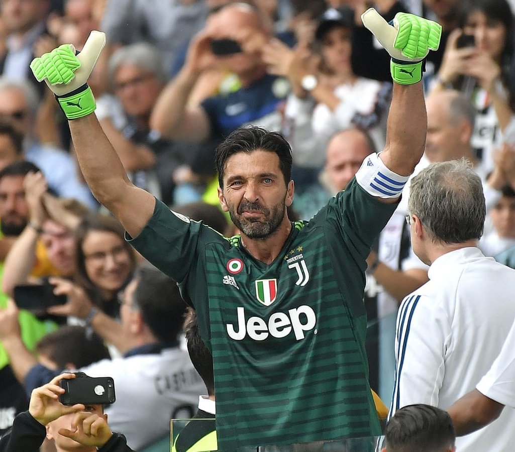 Pueblo_Juve's tweet photo. 🎙Gigi #Buffon, durante su entrevista en Radio #SerieA :
"Durante el año del Calciopoli tuve algunas dudas sobre si quedarme o no en la #Juventus, como era normal
Pero cuando me encontré en la sede, lo recuerdo como si fuera ahora y me preguntaron adónde quería ir, casi me pareció desperdiciar la oportunidad de enviar una señal
Respondí: 'Pero la posibilidad de que me quedara, ¿no la consideraron?'
Menos mal que estaban sentados, si no, se habrían caído al suelo
Alessio Secco y Blanc estaban allí
Contestaron: 'Estaríamos encantados
Pero nos vamos a la Serie B y tenemos un problema de dinero'
Para mí el dinero nunca ha sido un problema
Les dije: 'Si quieren quitenme €500,000, no hay problema'
Y en ese momento se cayeron al suelo"
[Vía @TUTTOJUVE_COM ]
#Juve #FinoAllaFine #ForzaJuve