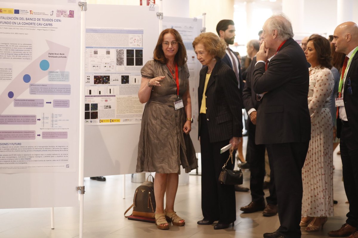 Tras la inauguración del Congreso Internacional de Enfermedades Neurodegenerativas, la Reina Sofía  visitó una muestra de paneles científicos sobre una selección de investigaciones y saludado a los asistentes.

#CiiiEN2023