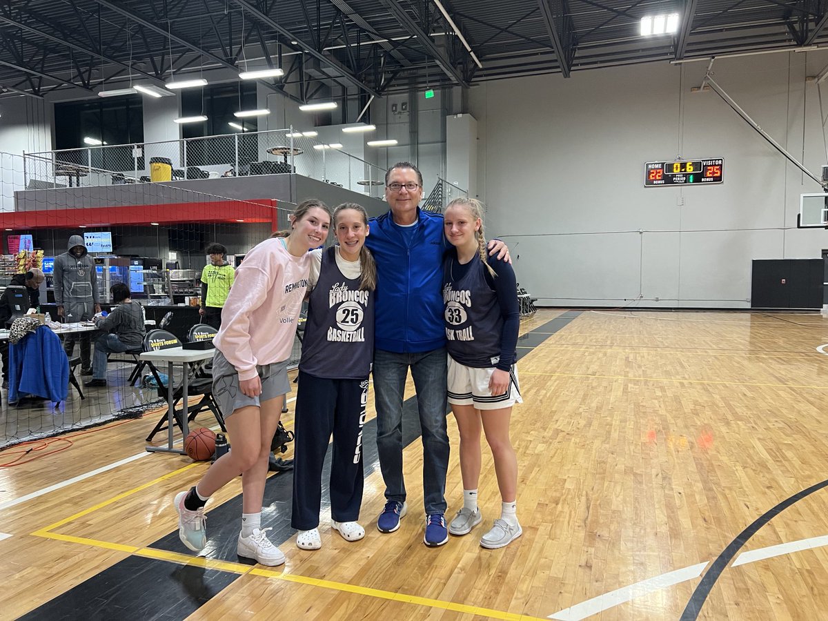 markpotterD2UP's tweet photo. Last years winners of Coach Potter’s Varsity Girls Division in my 3 on 3 League. DEADLINE FOR SIGNUP IS THURSDAY, SEPTEMBER 28th. GET YOUR TEAMS SIGNED UP TODAY!!! https://t.co/qBV5mGMtxu