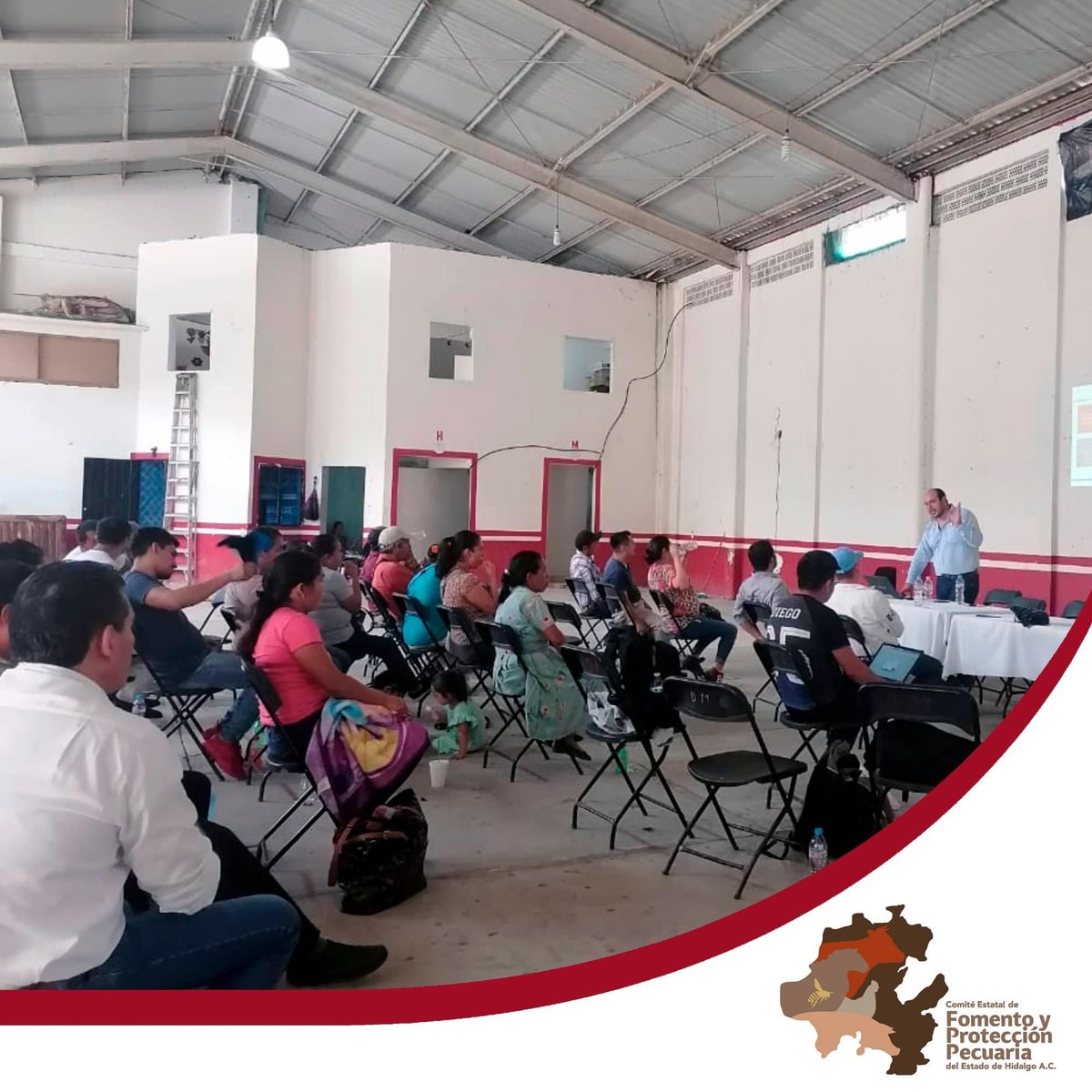 cefpphidalgo's tweet image. El M.V.Z. Alejandro Olvera, Coordinador de Inocuidad Pecuaria de este Comité, capacitó a apicultores del municipio de Huehuetla con el objetivo de brindar a los productores los conocimientos para la producción de alimentos sanos, (inocuos) que no causen daño a los consumidores.