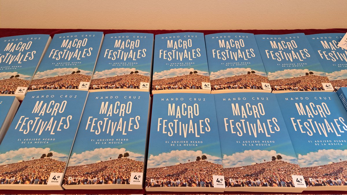 Avui a la #BiblioAllende hem acollit la presentació  de 'Macrofestivales. El agujero negro de la música' del periodista @nandocruz32. Una primera conversa amb @EmmaGranyer ha donat pas a un interessant debat sobre els models de festivals i el seu impacte social i cultural