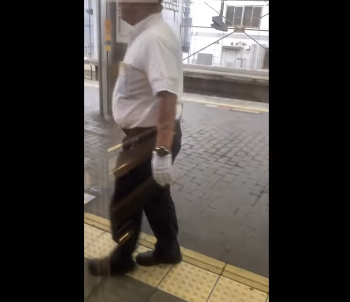 AnzhTi's tweet photo. 【さすがに酷い】駅員の車内トラブルに対する対���
相手が強く出ないと分かった上での判断なのか、駅員が高圧的すぎる
自衛の為にすぐさま動画撮ってるの偉いな

#京阪電車 https://t.co/nCXEGjt1tO