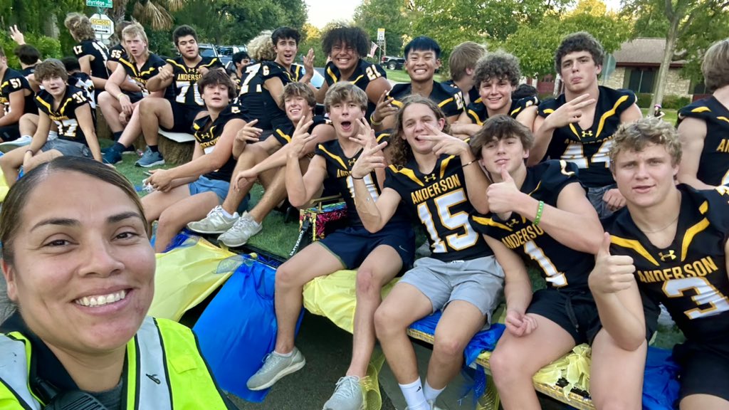 AISDPolice's tweet photo. Thank you Anderson High School for letting us support your Homecoming parade yesterday! Incredible turnout, and our officers had a blast!! #OneAnderson @AHSnewss https://t.co/Hv9wjivtBv