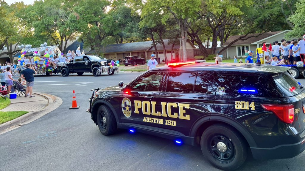AISDPolice's tweet photo. Thank you Anderson High School for letting us support your Homecoming parade yesterday! Incredible turnout, and our officers had a blast!! #OneAnderson @AHSnewss https://t.co/Hv9wjivtBv
