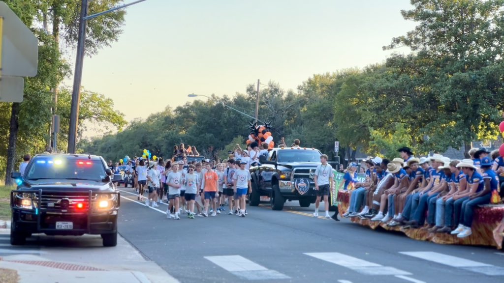 AISDPolice's tweet photo. Thank you Anderson High School for letting us support your Homecoming parade yesterday! Incredible turnout, and our officers had a blast!! #OneAnderson @AHSnewss https://t.co/Hv9wjivtBv