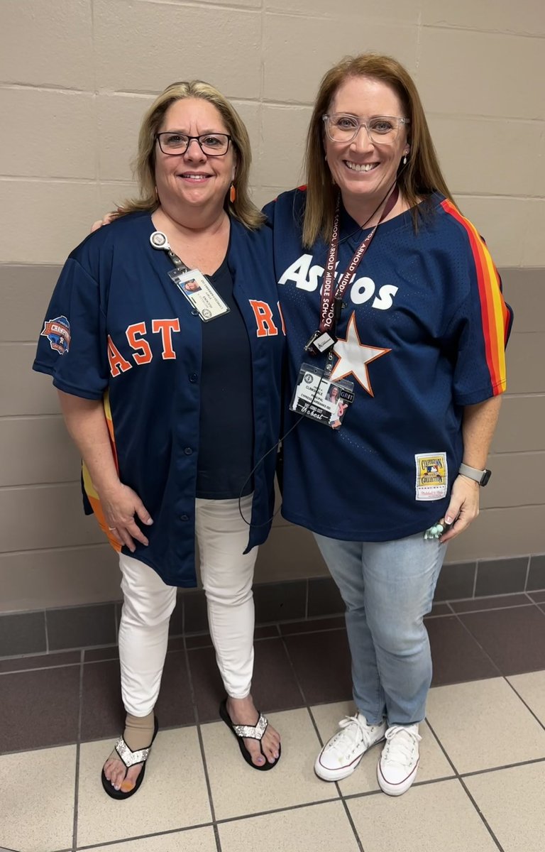 ambyclink's tweet photo. I LOVED visiting Anchor Times today as students continued learning about the Constitution. Even got to see a class pet! To make the day even better, it was TEAM DAY in honor of #itstartswithhello #goastros #theresnoplacelikearnold #cfisdspirit #nowbeforenext @Arnold_Middle https://t.co/k9iugwhAVS