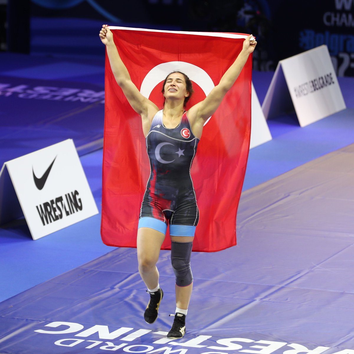 Buse Tosun Çavuşoğlu’ndan büyük başarı!🥇 Sırbistan’da devam eden Dünya Güreş Şampiyonası’nda kadınlar 68kg’da mindere çıkan Buse Tosun Çabuşoğlu, Moğolistan’lı rakibini tuşla yenerek altın madalya kazandı ve tarihimizde bunu başaran ikinci kadın güreşçimiz oldu. Tebrikler!🇹🇷