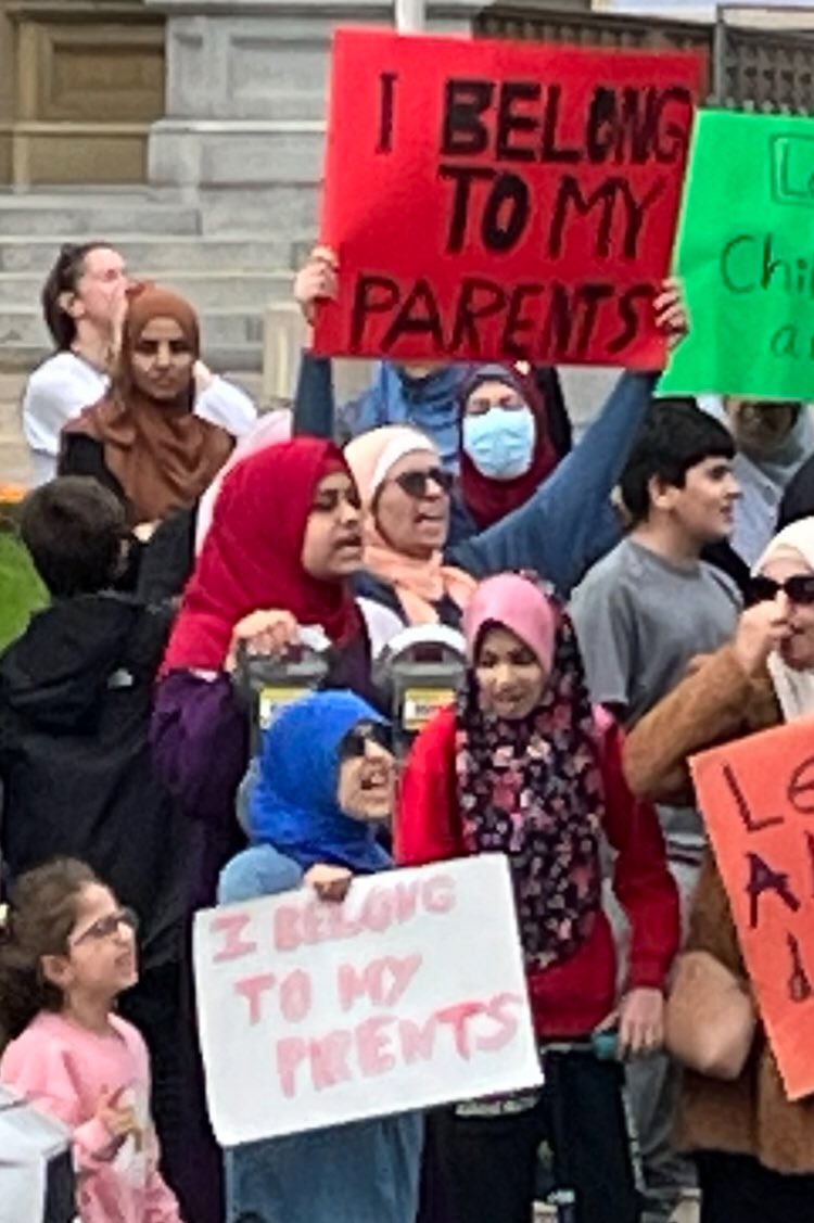 Hezbolsonaro's tweet image. The anti-LGBT hate rallies across Canada yesterday were disgusting and disturbing, but the signs reading “I belong to my parents” stuck out as particularly nauseating. They want to cry about grooming but are brainwashing kids with fascist ideology that makes them easier to abuse.