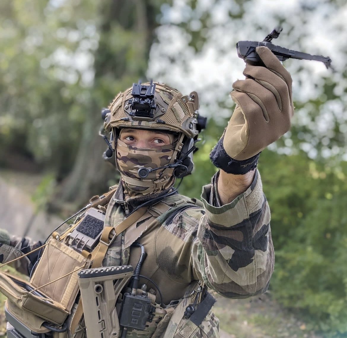 Opérateur GCP du 2ème REP et son nano drone utilisée pour la reconnaissance et le renseignement 🇫🇷 #LegionEtrangere #UnitéSpécialeFrançaise
