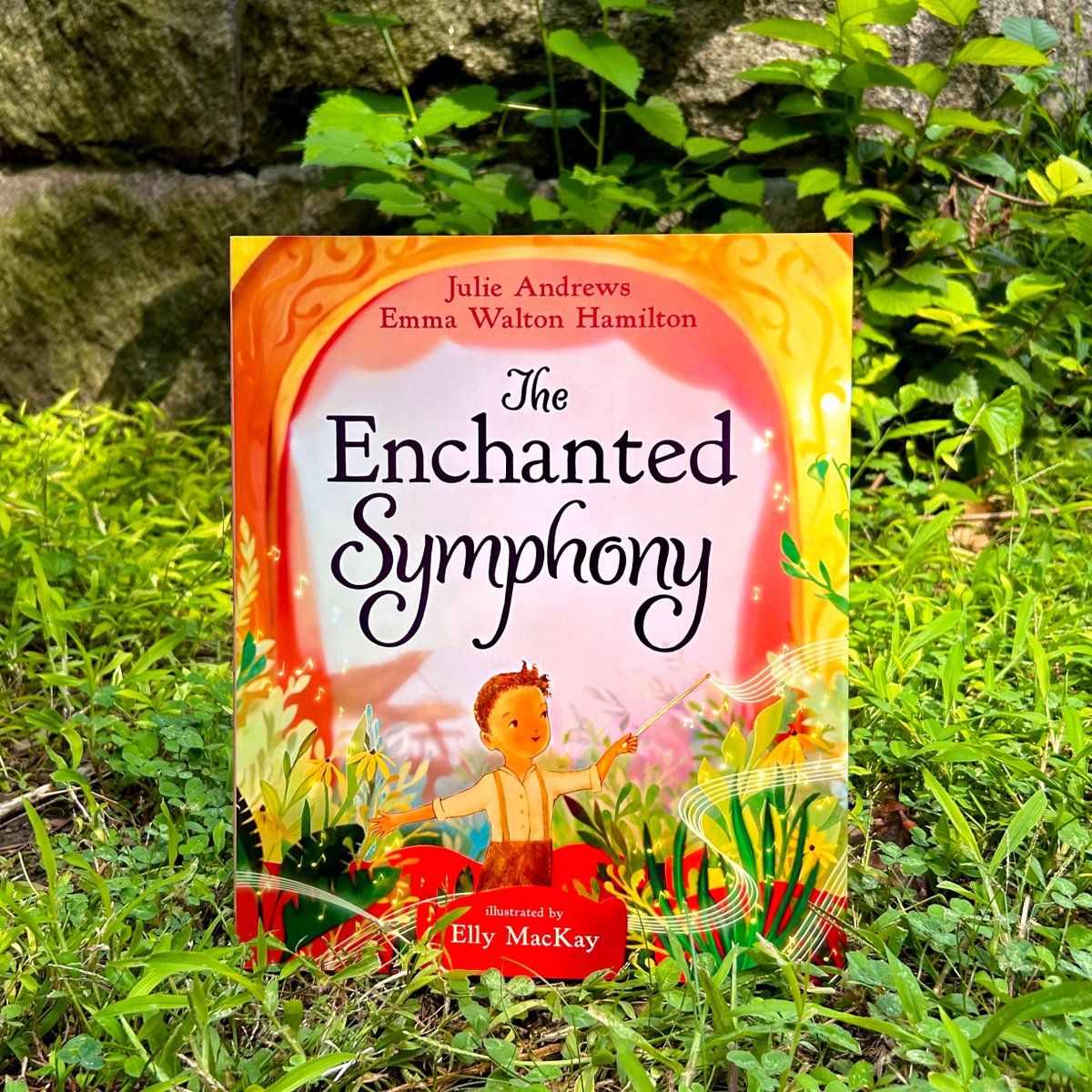Embrace the power of art, nature, and community with #TheEnchantedSymphony! Have you picked up your copy of this gorgeous new picture book from @JulieAndrews, @ewhamilton, and @theaterclouds yet? bit.ly/3XOsCyR