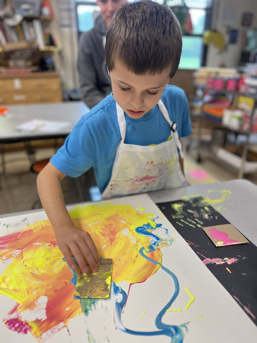 twyatt21's tweet photo. We had so much fun in Adapted art painting with scrapers! 🎨🖌️@MissFlinchumArt https://t.co/GBAN5t6A1W