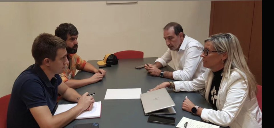 Dia intens al <a href="/parlamentcat/">Parlament de Catalunya</a> on ens hem reunit de forma individual amb <a href="/EnComu_Podem/">Comuns__Cat</a>, <a href="/socialistes_cat/">Socialistes PSC/❤</a> i <a href="/Esquerra_ERC/">Esquerra Republicana</a> per parlar del futur dels bbvv i del grup de treball que treballarà per trobar la millor solució a la nostra situació.
Continuem treballant i continuem avançant