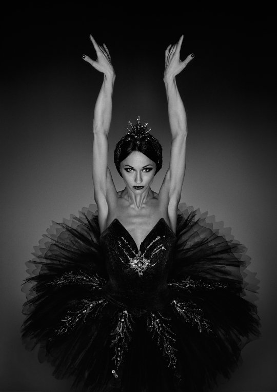 LCAParis's tweet photo. #Hommage : 📷 Erwin Olaf 🖤
(02.07.1959 - 20.09.2023)
Dutch National Ballet ( #HetNationalBallet) Swan Lake - 2011 -50e anniversaire 
Voir la superbe série de 
clichés ⬇️ [https://t.co/XFzUjCqfMj]
#Ballet #Dance #DutchNational 
 #BlackAndWhitephotography #ErwinOlaf  #Photographe https://t.co/6OwvV5dyir