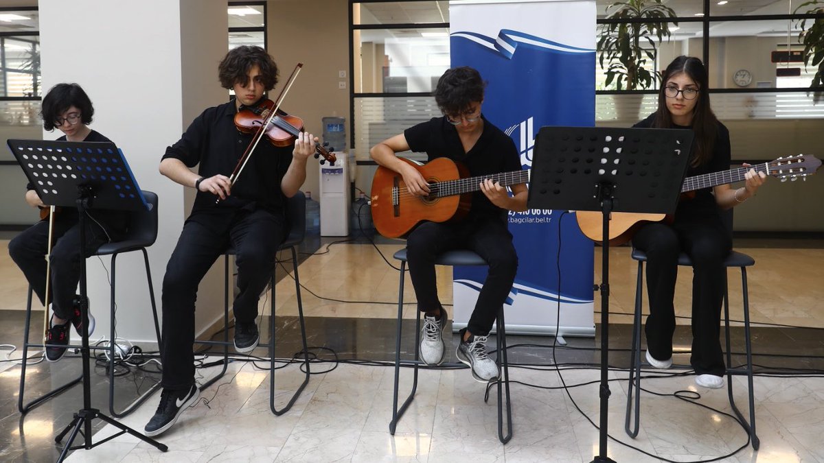 Bugün, Dünya Barış Günü vesilesiyle Enderun Yetenekli Çocuklar Merkezi öğrencilerimiz hizmet binamızda dünyadan ezgiler dinletisini gerçekleştirdi 🎶 

Dinleyenlerin kulaklarının pasını silen öğrencilerimize ve eğitmenlerine teşekkür ederiz ✨