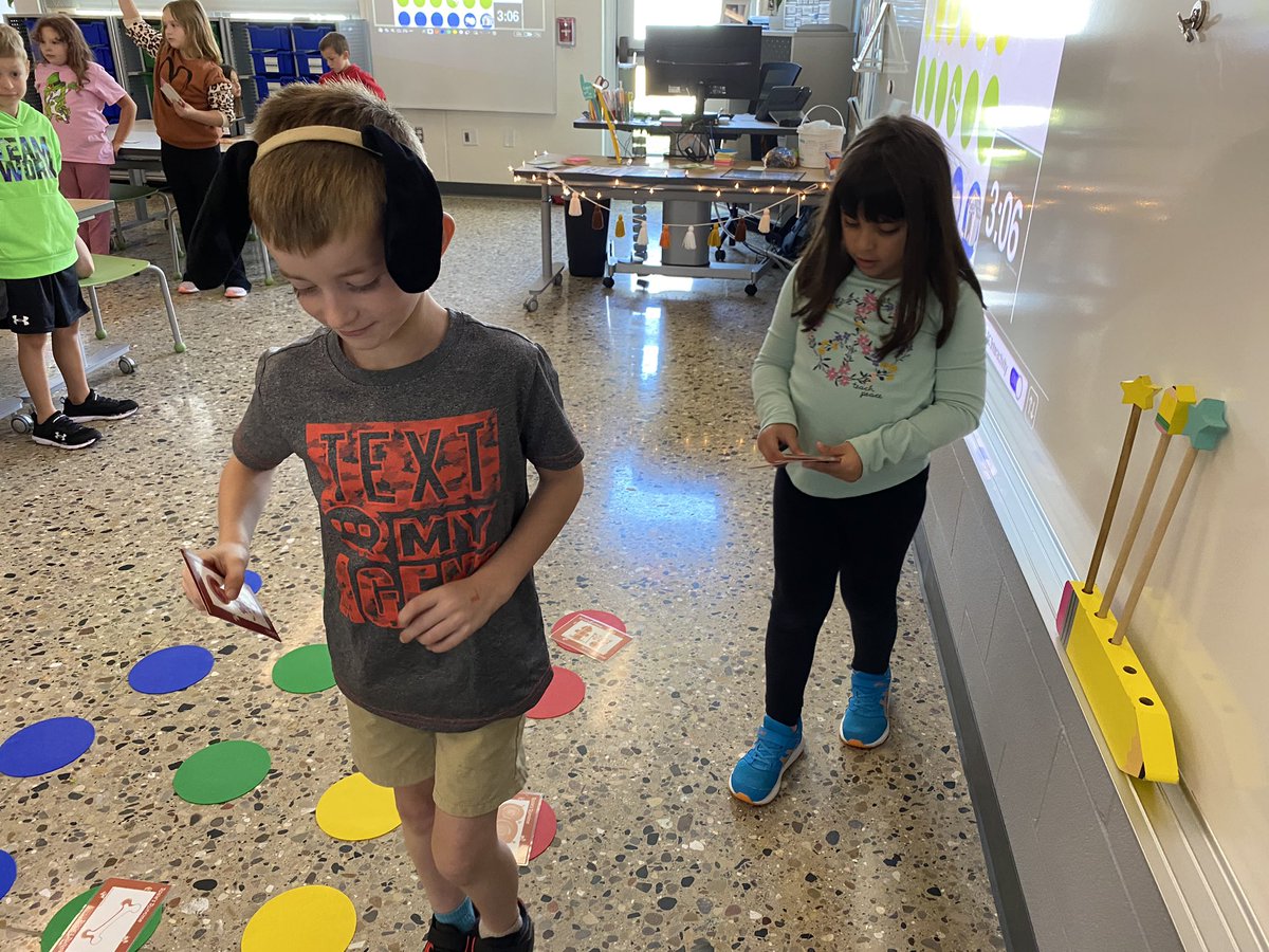 mrsbakkenSTEM's tweet image. Second graders at #GLCSKellogg learned about loops this week, and practiced using them in their “unplugged” programs! 🐶 #GoGullLake #PLTWlaunch #GLCSstem