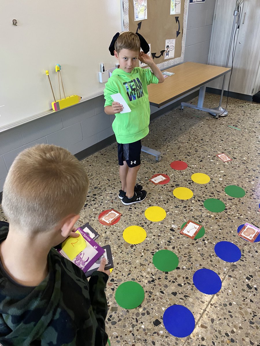 mrsbakkenSTEM's tweet image. Second graders at #GLCSKellogg learned about loops this week, and practiced using them in their “unplugged” programs! 🐶 #GoGullLake #PLTWlaunch #GLCSstem