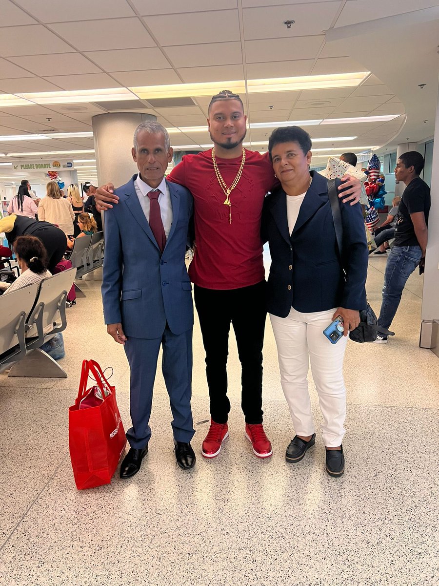 Luis Arráez’s parents Ernesto and Mari flew from Venezuela to Miami to see his son playing in the big leagues for the first time. Very special moment for the Arráez family.

Los padres de Luis Arráez viajaron desde Venezuela a Miami para ver a su hijo jugar en MLB por primera
