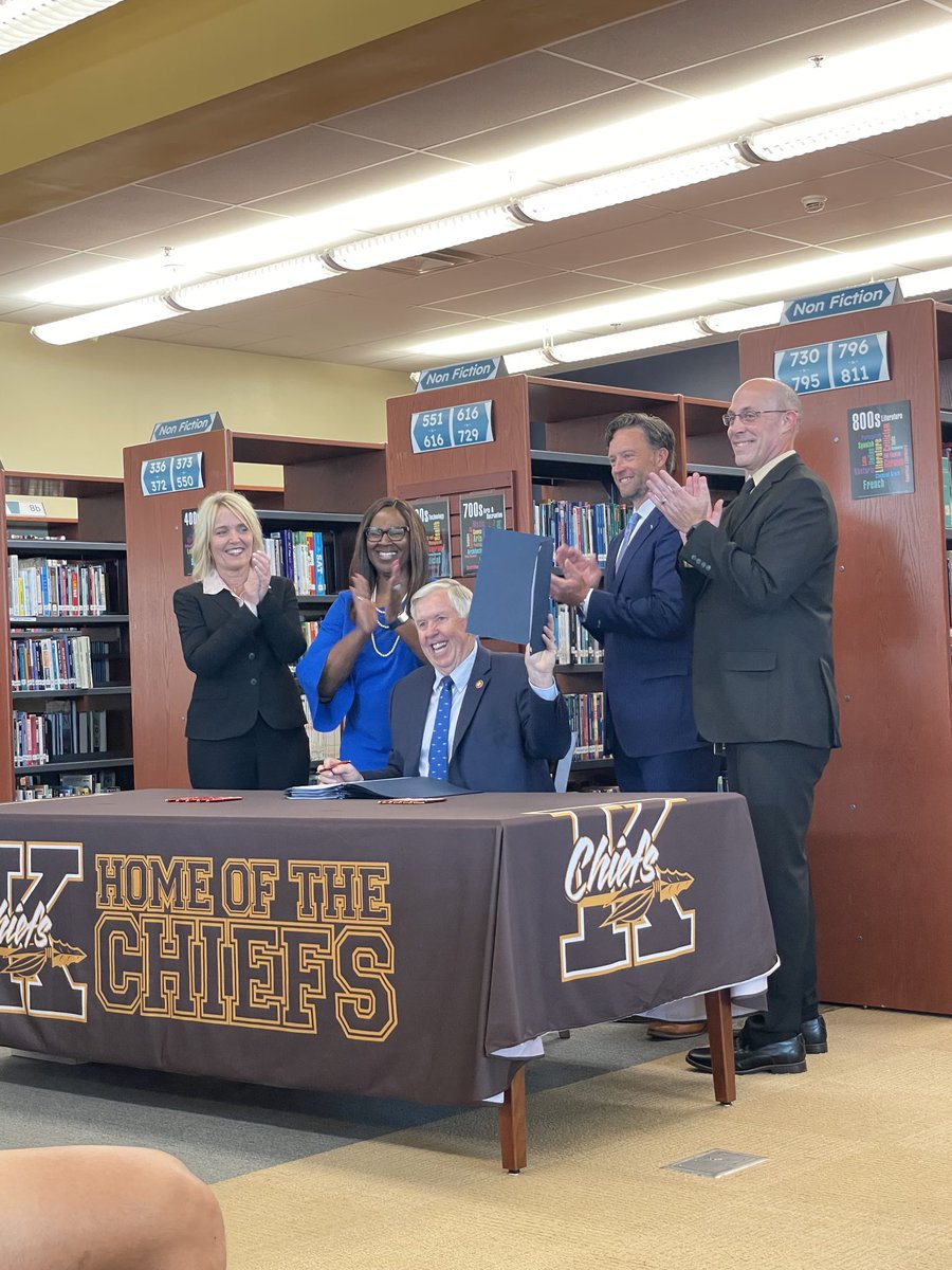 DrGrenitaLathan's tweet photo. Such an amazing day for public education in Missouri! 🖊️

⁦@GovParsonMO⁩, thank you for signing House Bill 2 for public education funding, and thank you for inviting SPS and ⁦@KickapooChiefs⁩ to be a part of this celebration. 

⁦⁦@MOEducation⁩ https://t.co/89A70g9YjY
