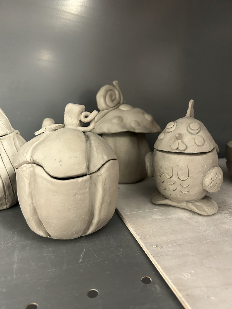 MsP_ArtT's tweet photo. Pinch pots, coils, and slabs, OH MY! #Ceramics is in full swing in room D113! Excited to fire up the kiln! #bigredcountry #spartanlegacy @MrsDKaszuba https://t.co/fNLv0Ik5yb