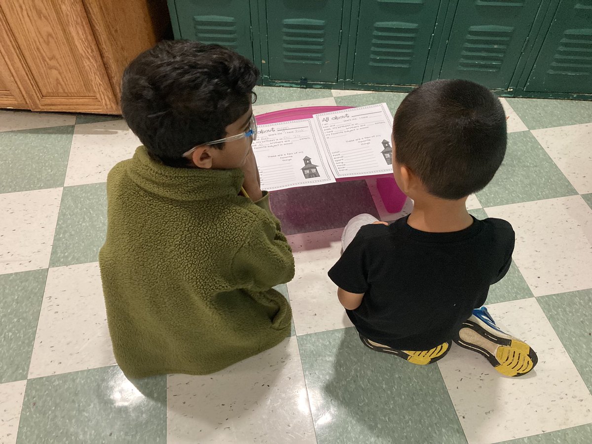 ScarsdaleSilber's tweet image. Getting to know our 3rd grade buddies! Thanks Mrs. Mangan for a great time! @lindsaycmangan @Mrs_Kazanecki #heathcotepride #kks #buddyclass