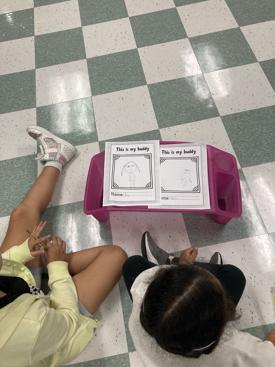 ScarsdaleSilber's tweet image. Getting to know our 3rd grade buddies! Thanks Mrs. Mangan for a great time! @lindsaycmangan @Mrs_Kazanecki #heathcotepride #kks #buddyclass