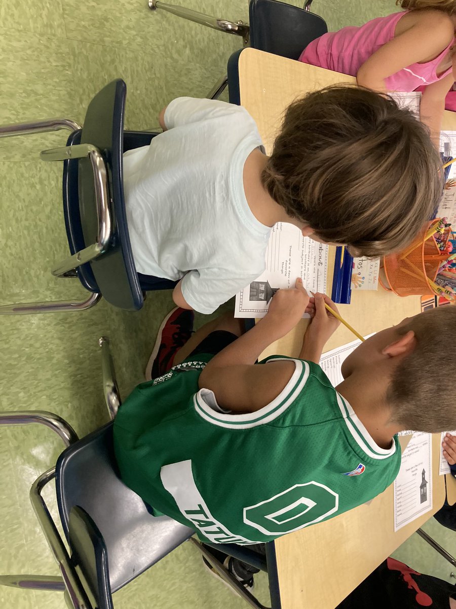 ScarsdaleSilber's tweet image. Getting to know our 3rd grade buddies! Thanks Mrs. Mangan for a great time! @lindsaycmangan @Mrs_Kazanecki #heathcotepride #kks #buddyclass