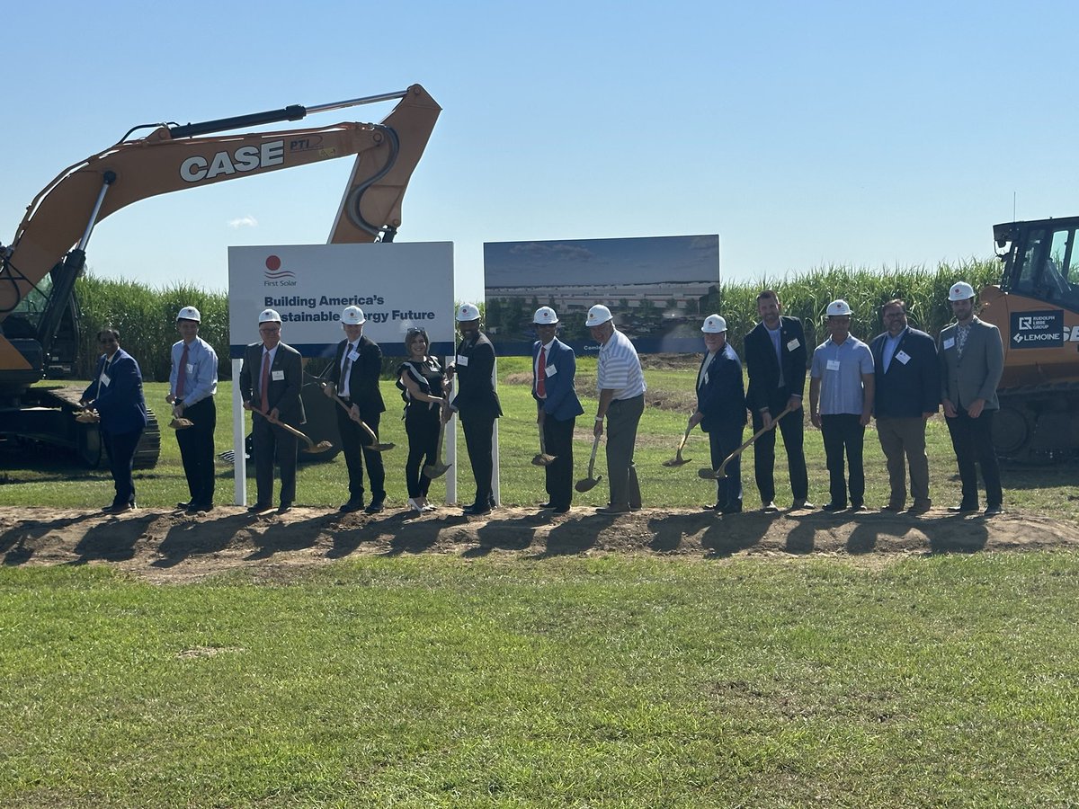 LanaFontenot's tweet photo. Not the 🤩🤩🤩 #1 Community College in Louisiana 🤩🤩🤩 speaking at the First Solar Groundbreaking today!!! 💙💙💙💙 We’ll be a MAJOR player in training their workforce!! https://t.co/2eZ95t3Xi1