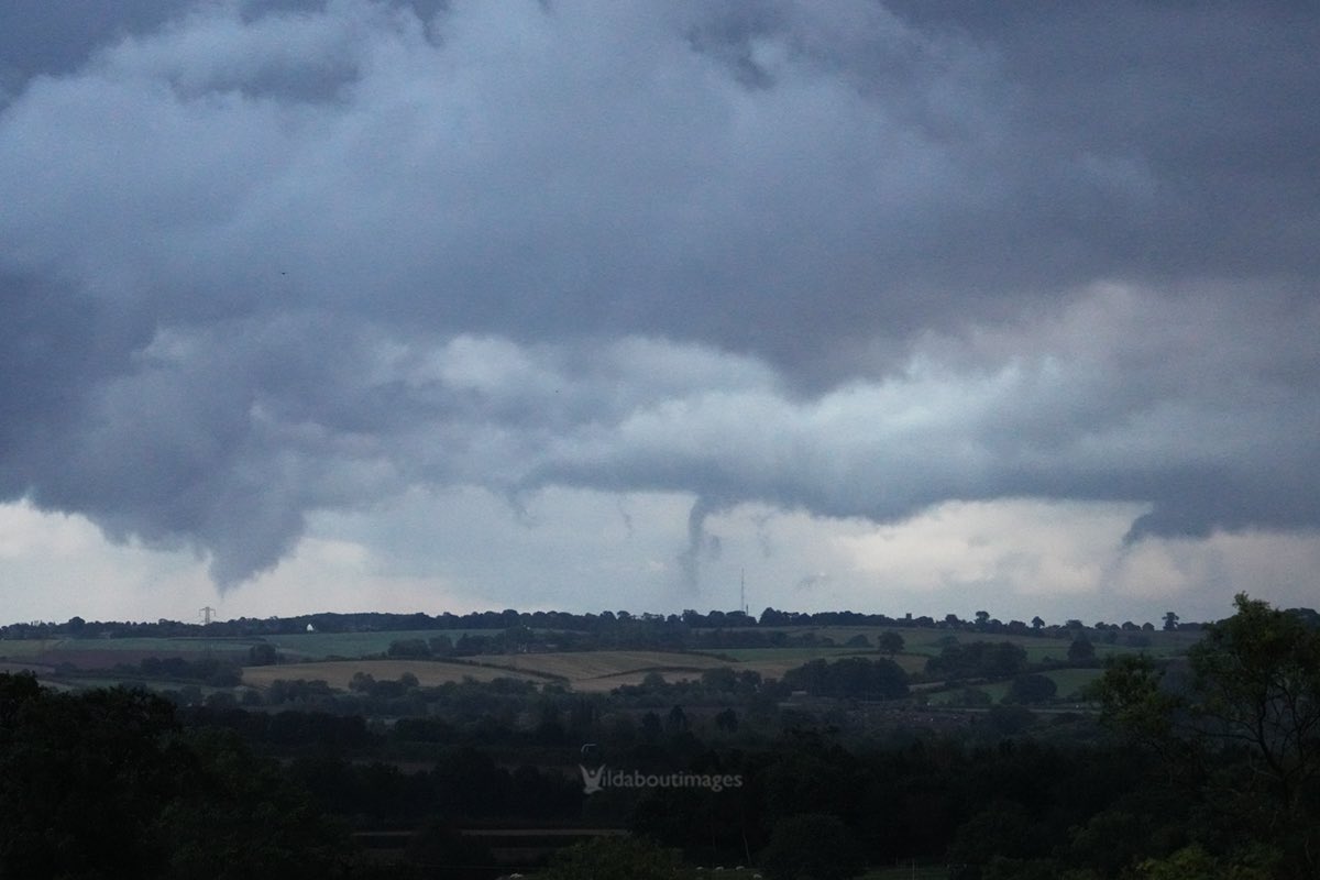 Anyone around the Daventry area spot any funnel clouds touch down?  Taken this evening around (21st Sept) 18:45 #funnelcloud #ukweather