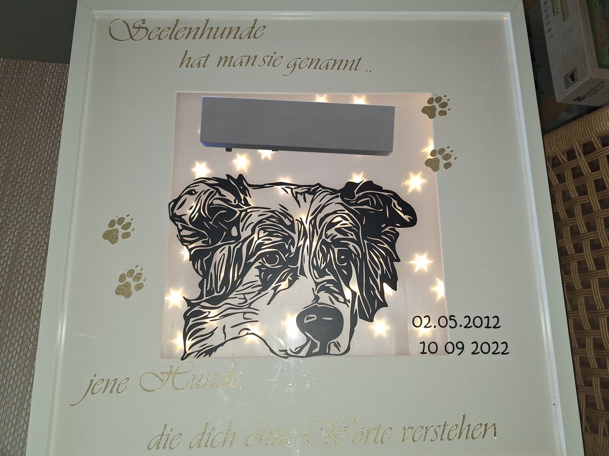 Zebra_Bande's tweet photo. CN #Trauer #AbschiedNehmen 

Ein sehr lange geplantes Kreativprojekt ist fertig 🥰 
Ich freue mich riesig darüber und bin tatsächlich sehr zufrieden mit dem Ergebnis. 

#KleineKunstklasse #Plotter #DIY #SchoenesGegenDoofes #Plotten #ArtistOnTwitter https://t.co/ahe4JZQeyZ