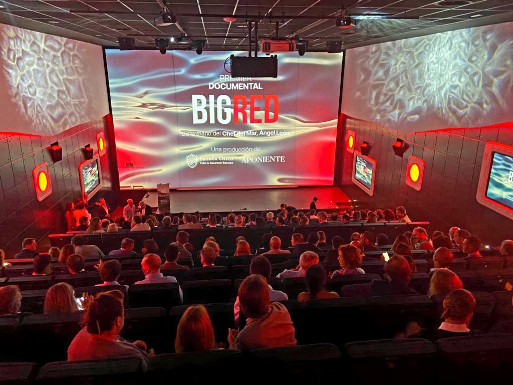 ZFCadiz's tweet photo. Hemos acompañado a @PetacaChico y a Ángel León #chefdelmar en el estreno en el @AcuarioSevilla del documental 'Big Red', protagonizado por el atún rojo.
👏👏 Enhorabuena por este trabajo y gracias por ayudar a proyectar el potencial de la #EconomíaAzul en la provincia de Cádiz. https://t.co/fEWfPhsYrj