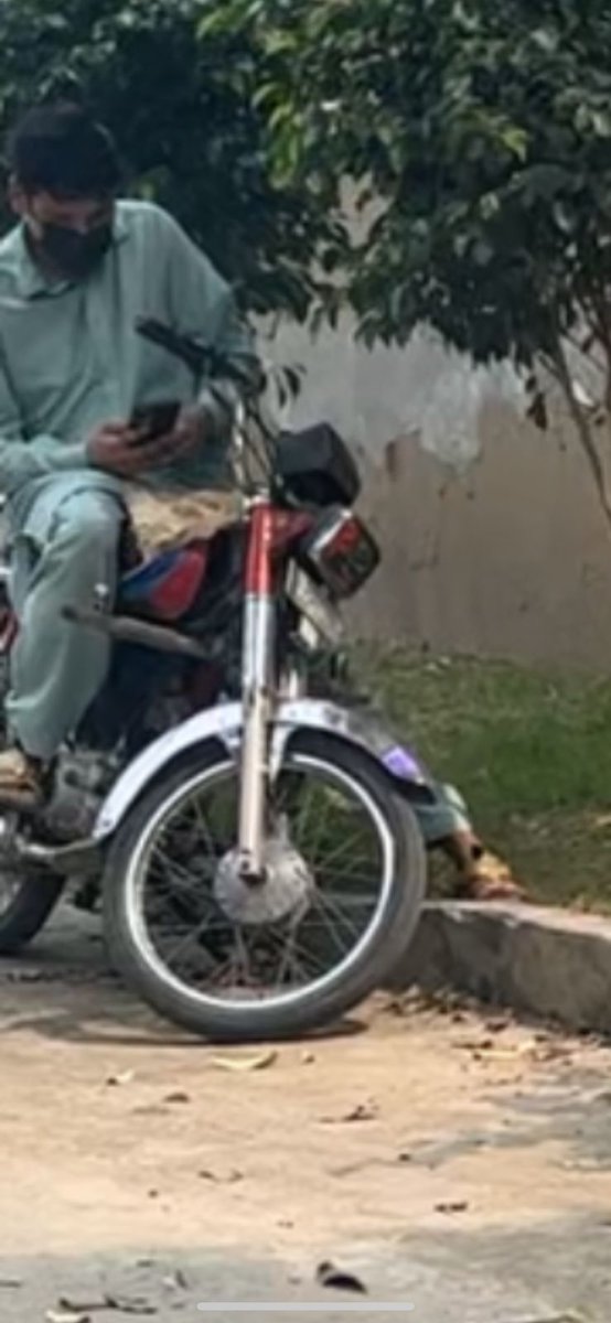 NNK1292's tweet image. Hi Lahoris, A serious matter for your attention. PLS RT
Theres a man who stands in front of the gate of FAST and flashes his privates at and harasses the girls passing by. He wears a mask and has a bike, so gets away when guards try to get him
📍in Pic
Number plate LEP 17 9037B