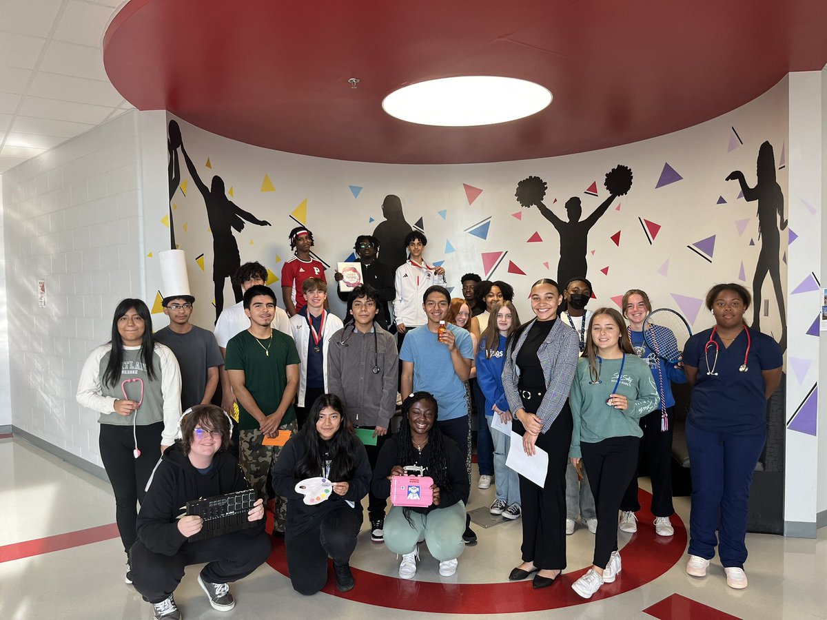 MmeShepard's tweet image. Is it French 2, or a glimpse into the future? Students answered the questions “what will you be and how do you get there?”…in costume and en français! #aagv @PCSDViking