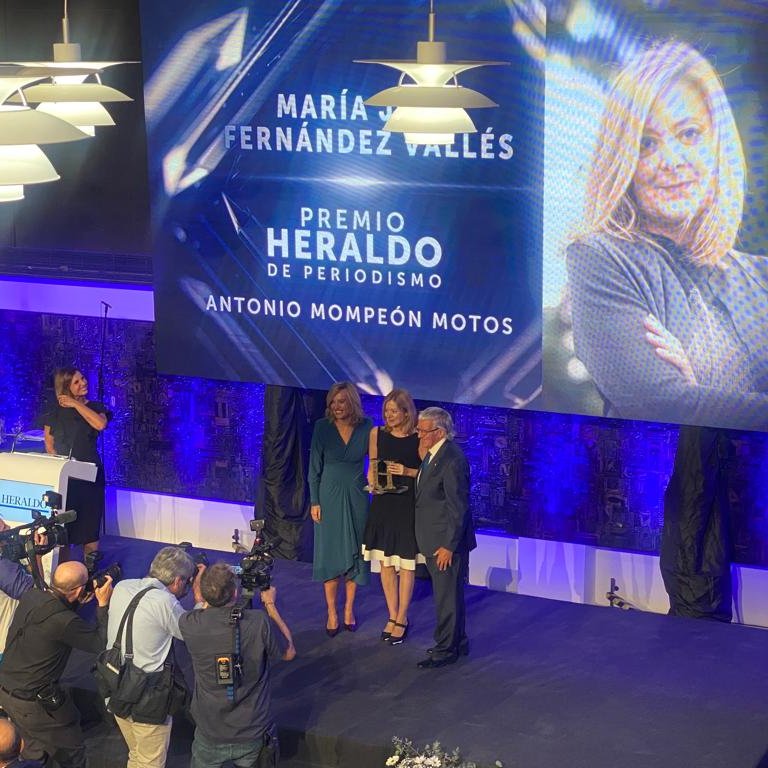 heraldoes's tweet photo. 🏆​ Pepa Fernández recibe el premio Antonio Mompeón Motos de Periodismo.

🤝 Entregan Fernando de Yarza Mompeón y @Pilar_Alegria | #PremiosHeraldo @rne https://t.co/mllyVTldhM