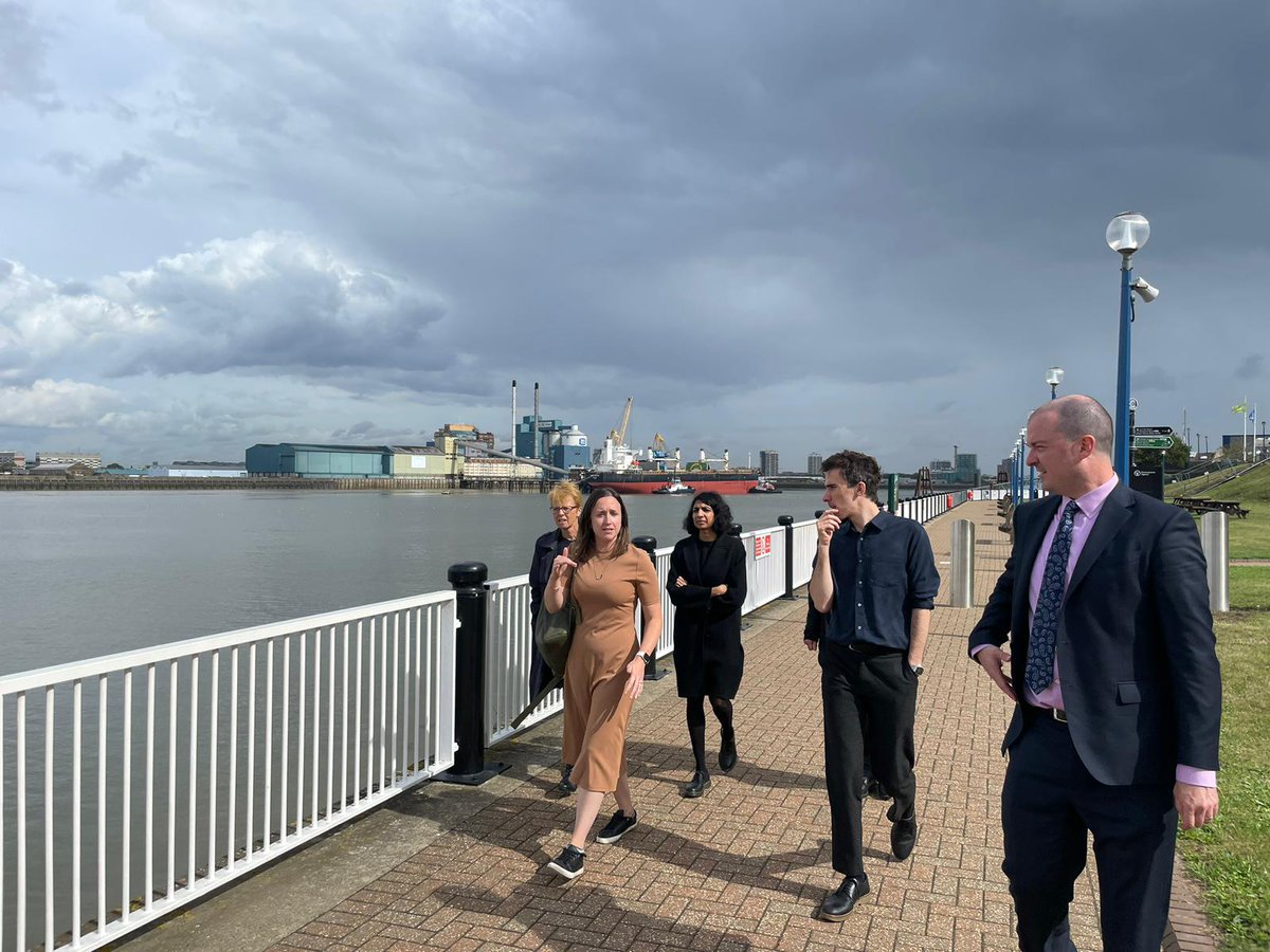 A number of us able to take in <a href="/ThamesPathNT/">Thames Path National Trail</a> in short break during today's #ThamesEstuary meetings to see <a href="/thames_barrier/">Thames Barrier</a> with experts from <a href="/EnvAgency/">Environment Agency</a> <a href="/GTorzsok/">Gyula Torzsok</a> Great to see new <a href="/medway_council/">Medway Council</a> signing #AdamBryan @selepAB!