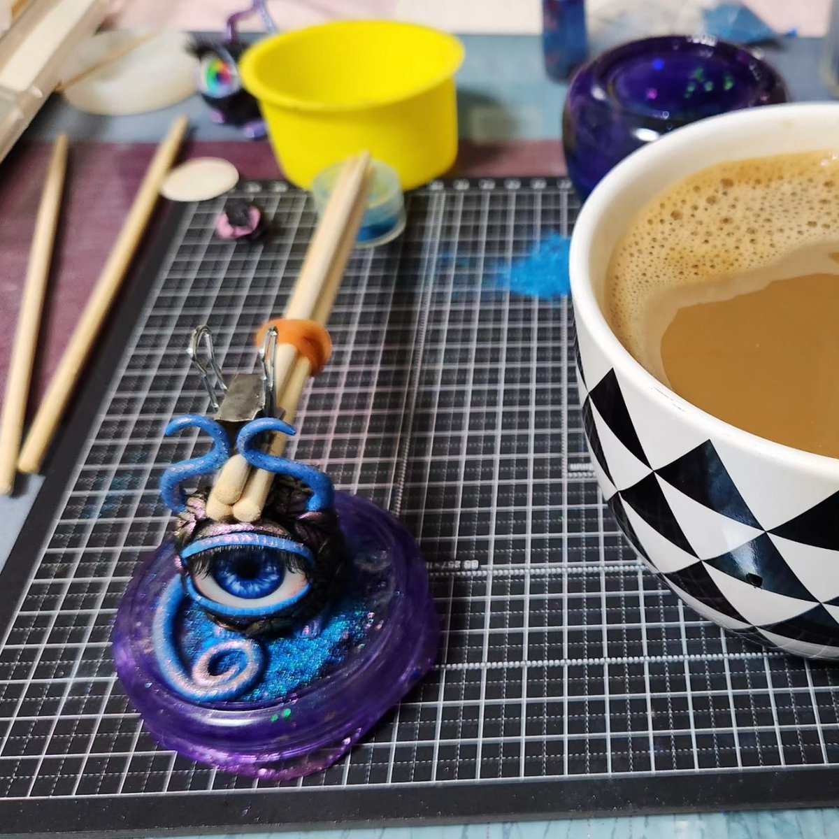 HoppRock_Japan's tweet photo. Franky had to sleep with her horn-straightener on, but her horns will stay in shape. 🥰🌅
フランキーは角矯正器を付けたまま寝なければならなかった。
#FRANKY #Creativity #Inspiration #charm #mascot #muse #healing #monstermuse #braces #positivity #handmade #art #encouragement #clay https://t.co/L3OfyRbt21