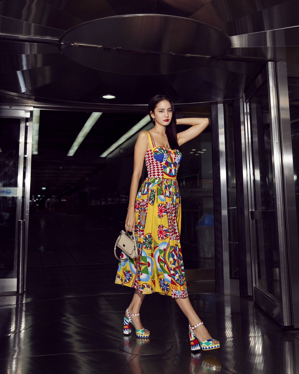 VogueThailand's tweet image. “โบว์-เมลดา สุศรี” และ “ซี-พฤกษ์ พานิช” @zee_pruk เตรียมมุ่งหน้าสู่มิลานเพื่อชมโชว์ @dolcegabbana คอลเล็กชั่นฤดูใบไม้ผลิ/ฤดูร้อน 2024 #DolceGabbana #DGSS24 #ZeePrukxMILANFW 

#VogueReports